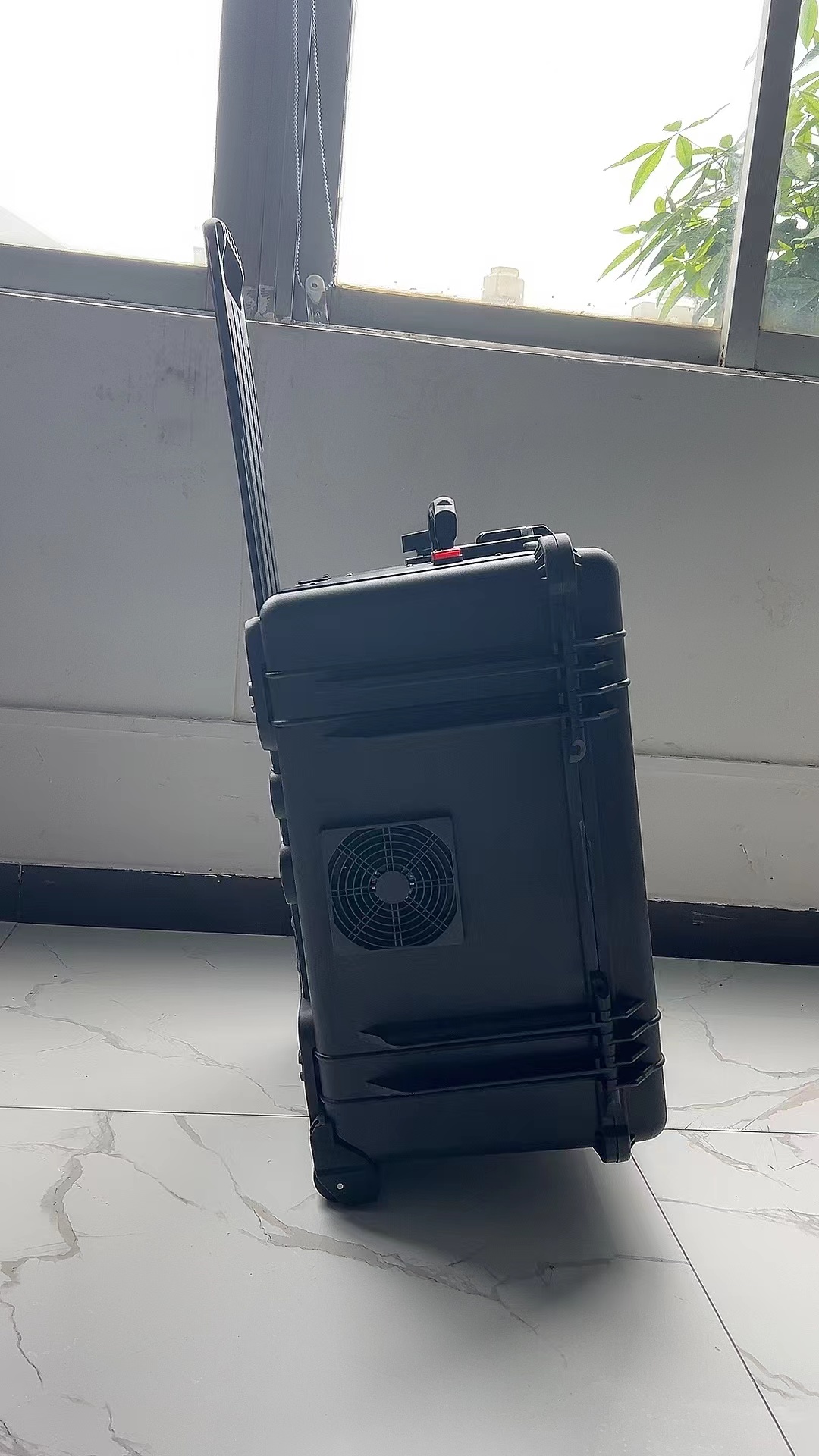 察隅手拉箱型移动通信干扰器